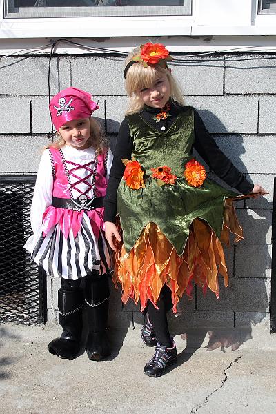 haloween5748.JPG - On the backyard