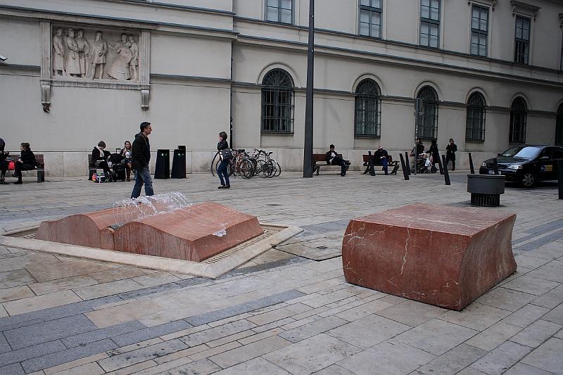 hung001.JPG - Book Fountain