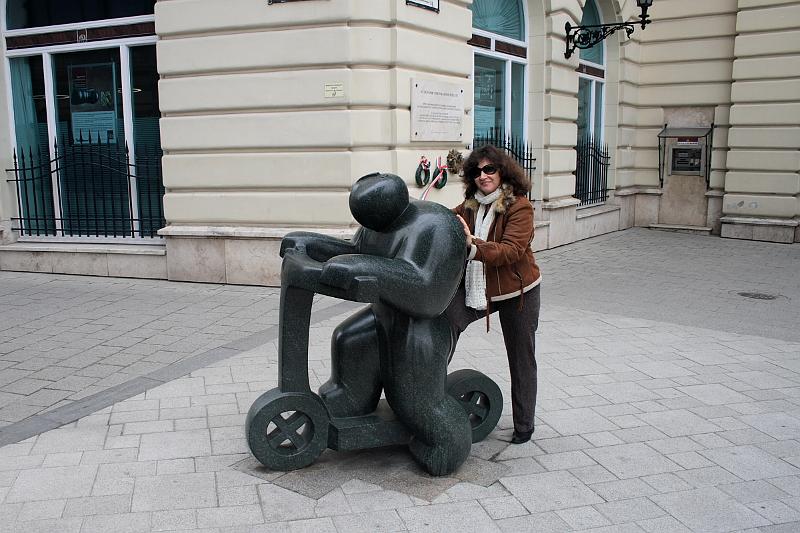 hung006.JPG - A sculpture near Elisabeth bridge