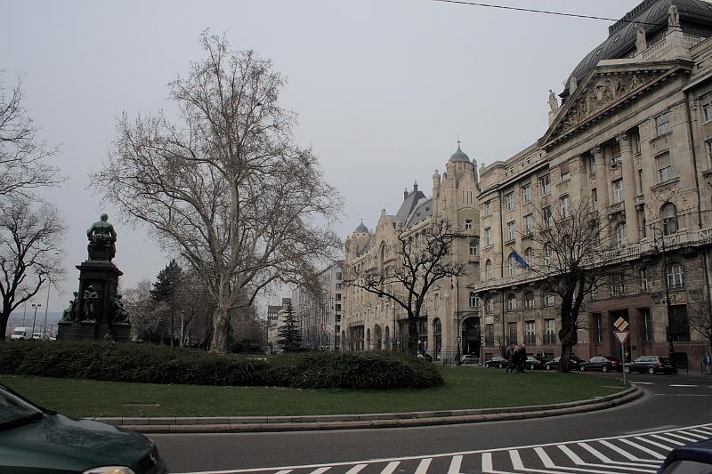 hung015.JPG - A square in front of Four Seasons Hotel 