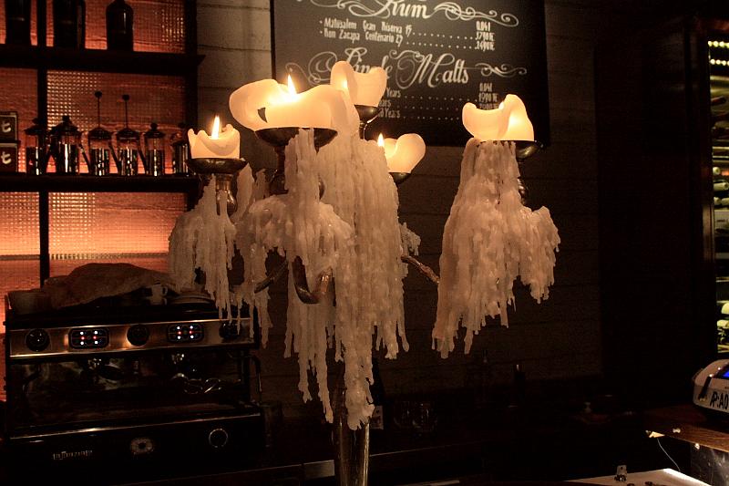 hung029.JPG - Candles in the bar