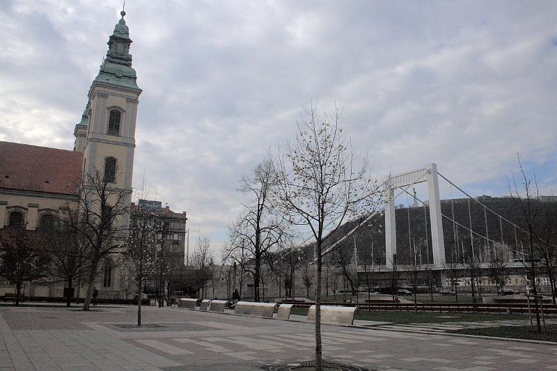 hung030.JPG - Belvarosi Church and Elisabeth bridge