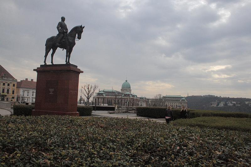 hung046.JPG - The Statue of General Görgey Artúr opposite the Presidential Palace beside the Buda Castle