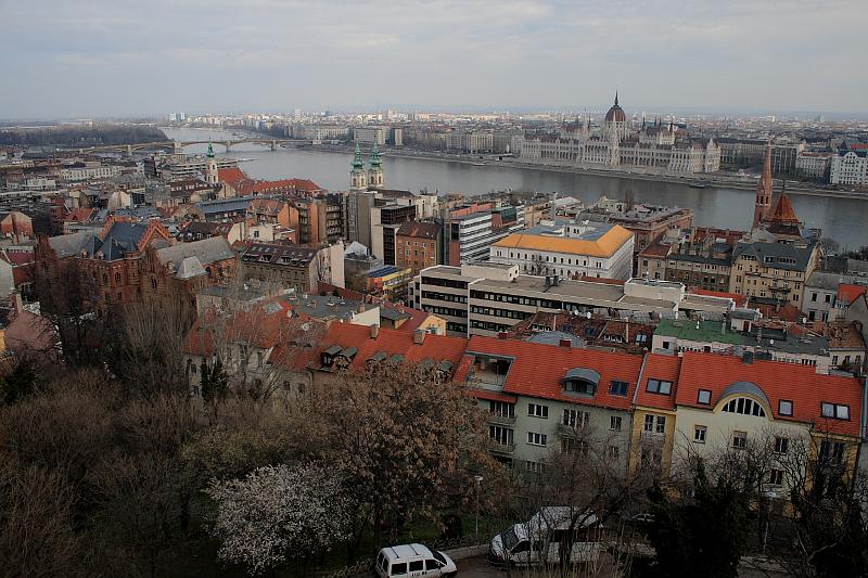 hung061.JPG - A view of the Danube and Parliament from the Fisherman's Bastion