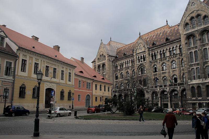 hung072.JPG - Vienna Gate Square with the National Archives Building