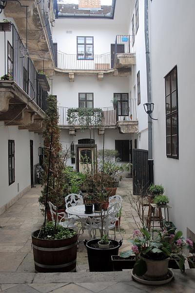 hung077.JPG - An inner yard in Buda