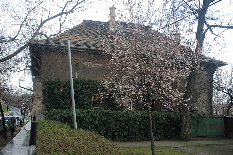 hung078.JPG - A house in Buda