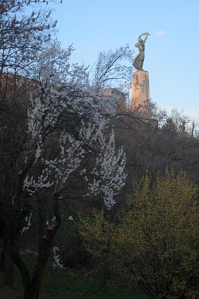 hung088.JPG - Liberty Statue at the top of Gellert Hill