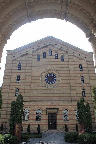 hung104.JPG - The Great Synagogue from the Raoul Wallenberg Square