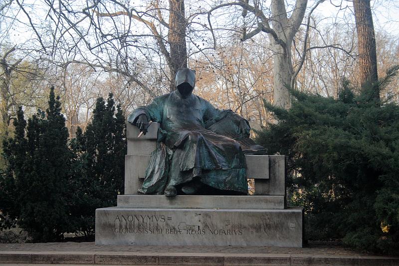 hung117.JPG - The statue of Anonymus in the Vajdahunyad Castle court