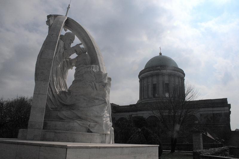 hung124.JPG -  Szent István Statue in the Cathedral court, Esztergom