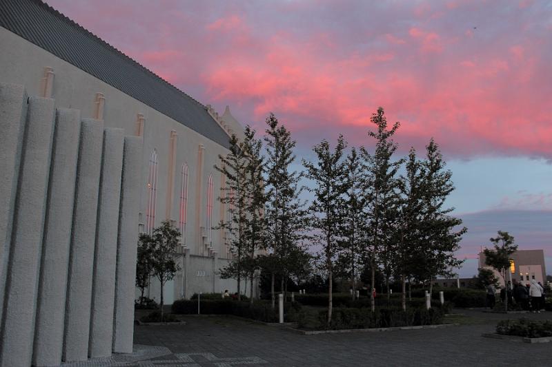 iceland009.JPG - Hallgrímskirkja in the evening, Reykjavik 
