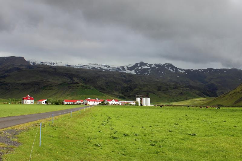 iceland156.JPG - Village below Eyjafjallajokull glacier and volcano