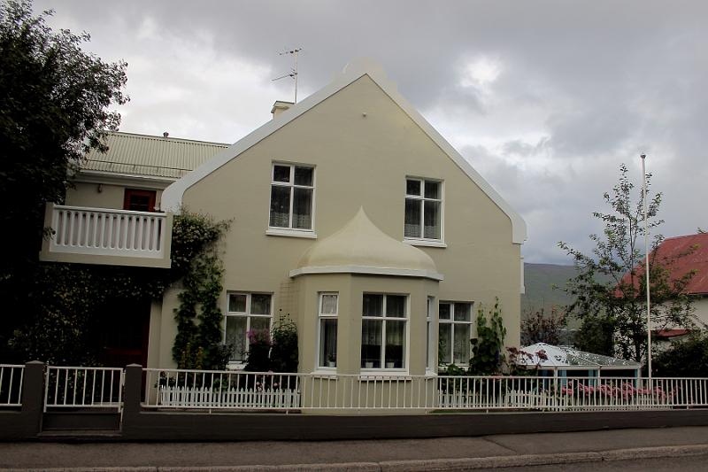 iceland559.JPG - A street in Akureyri 