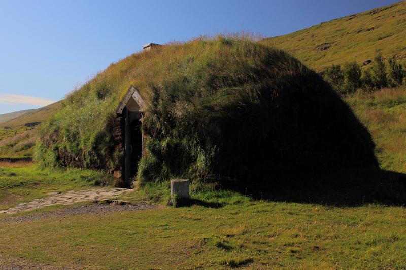 iceland795.JPG - Viking longhouse in Eiriksstadir 