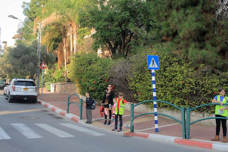 isr005.JPG - Street guards - safety on the roads