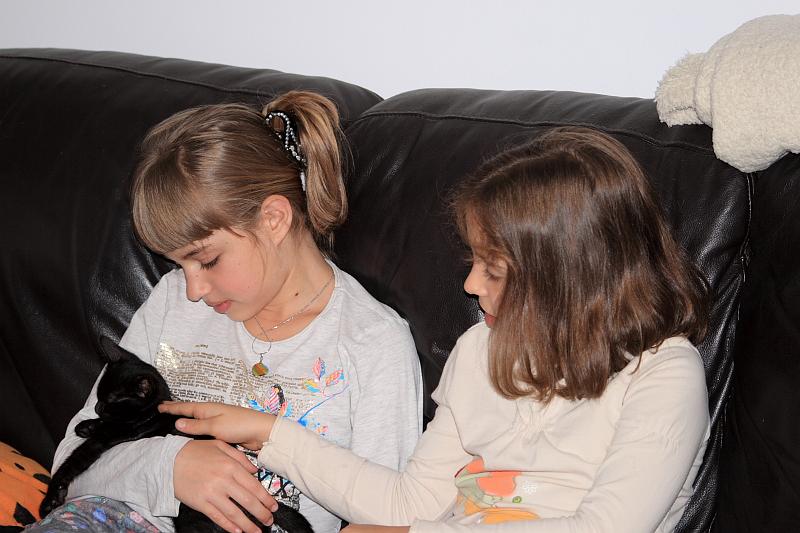 isr036.JPG - Girls and Lina's cat