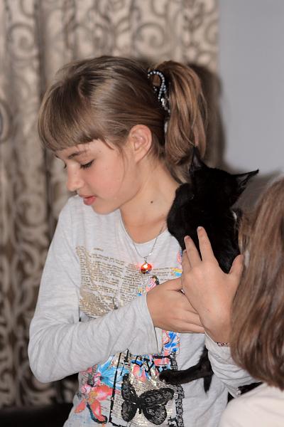 isr037.JPG - Girls and Lina's cat