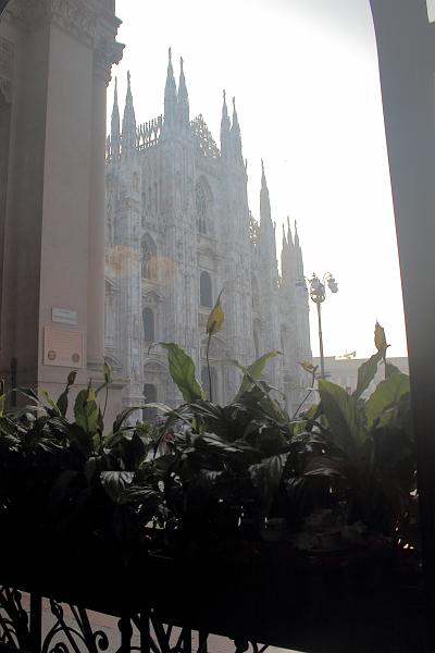 italy0010.JPG - View on the Dome from a window in Campari Cafe