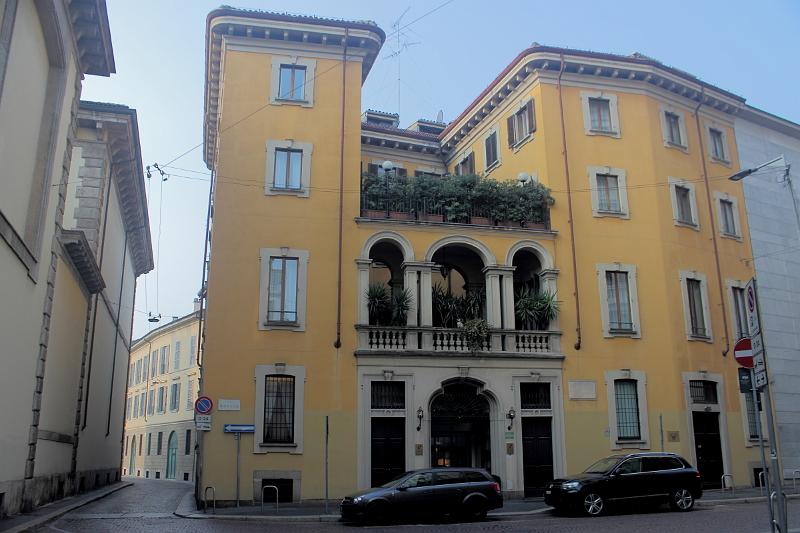 italy0013.JPG - A street in Milan