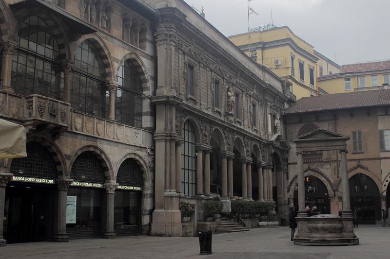 italy0053.JPG - Piazza dei Mercanti