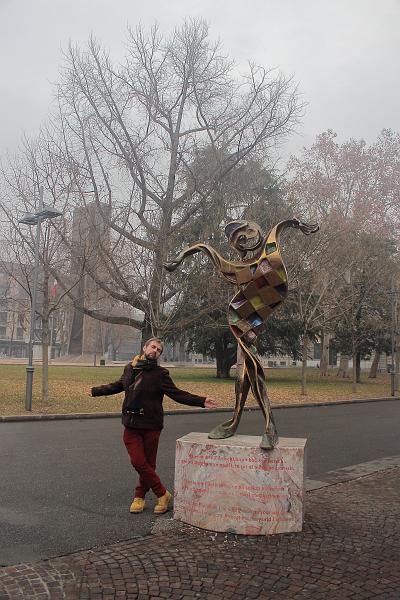 italy0092.JPG - Statua di Arlecchino in Bergamo