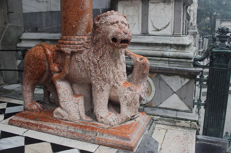 italy0123.JPG - A lion supporting the column