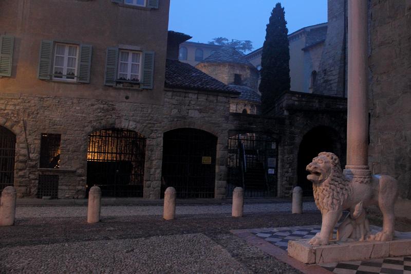 italy0145.JPG - A lion supporting the column