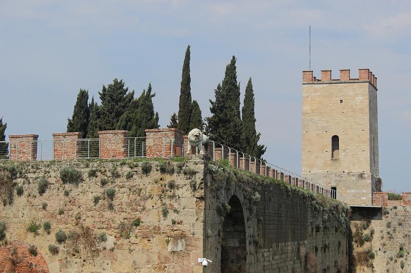 italy0316.JPG - Antique fortified wall and gate with statue of lion