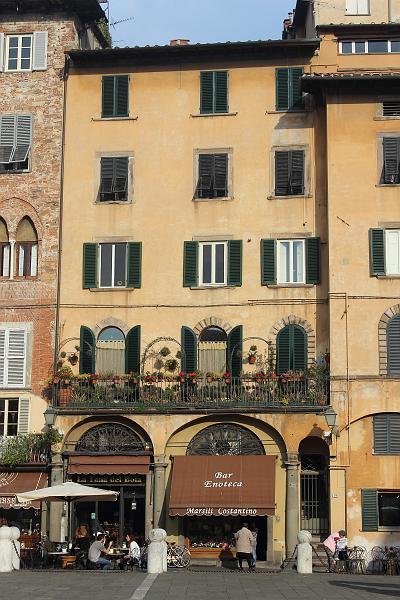 italy0351.JPG - Houses in Lucca