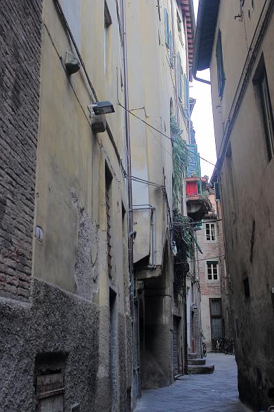 italy0354.JPG - A street in Lucca
