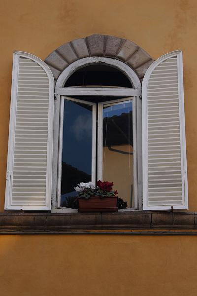italy0370.JPG - A window in Lucca