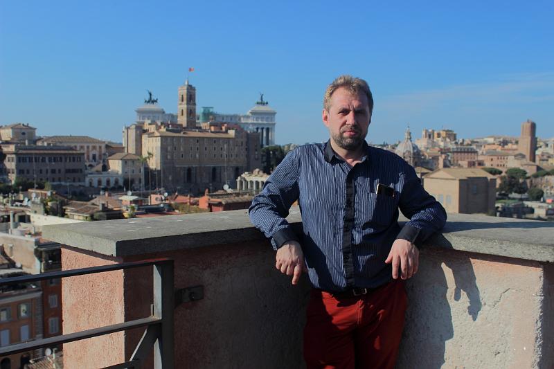 italy0192.JPG - In the Roman Forum Park 