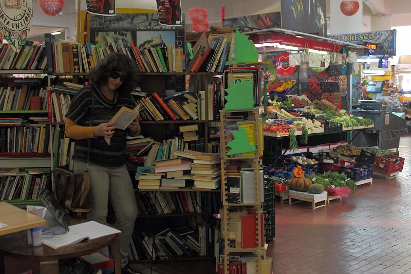 italy0452.JPG - Mercato Trieste