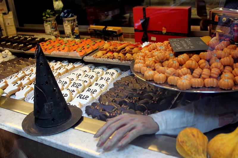 italy0455.JPG - Pastry shop window