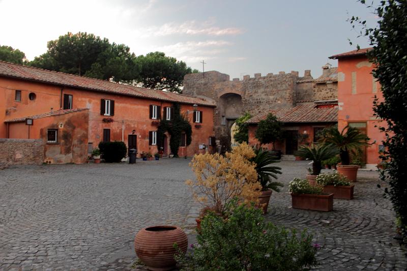 italy0482.JPG - Houses in Ostia Antica, an old italian village