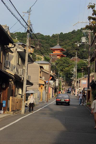 japan0018.JPG - A street going up to the Kiyomizu-dera Temple 