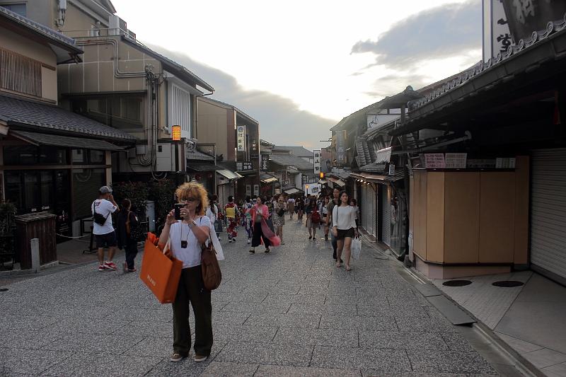 japan0022.JPG - A street going up to the Kiyomizu-dera Temple 