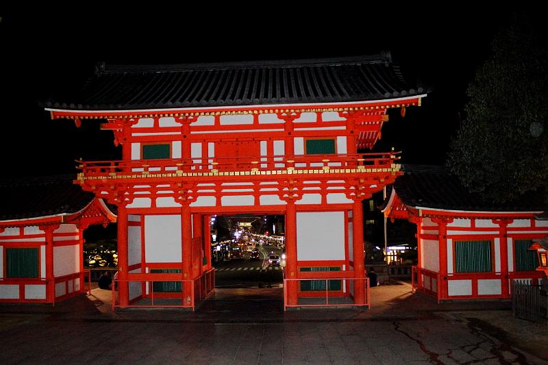japan0045.JPG - View on a street through the Yasaka Shrine