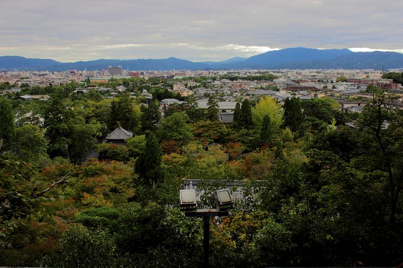 japan0159.JPG - Kyoto from the Eikando Zenrinji Temple
