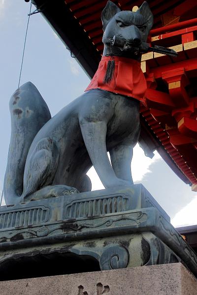 japan0411.JPG - Kitsune fox holding a key in its mouth, main gate of the Fushimi Inari shrine