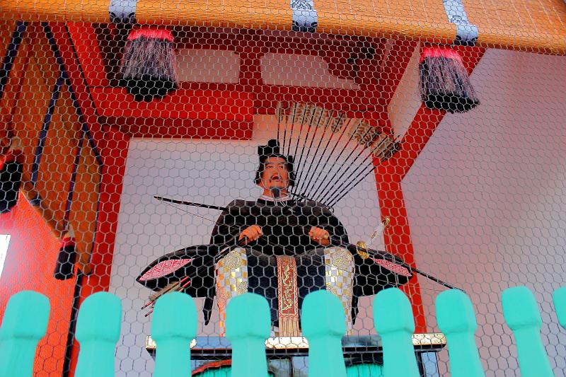 japan0413.JPG - A guard sitting at the mani gate of the Fushimi Inari Shrine