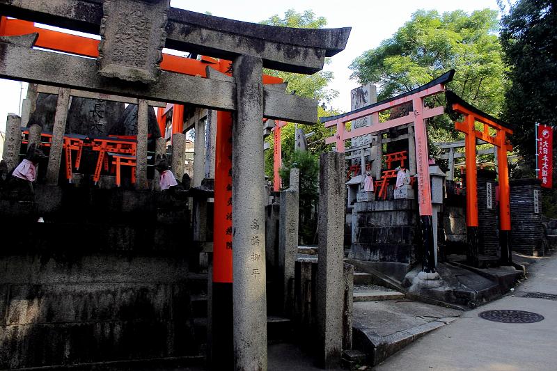 japan0431.JPG - Fushimi Inari Shrine: Graveyard on the path from the mountain