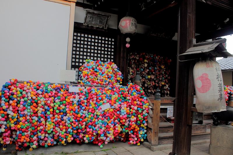 japan0545.JPG - Yasaka Koshindo Temple, walls covered in Kukurizaru