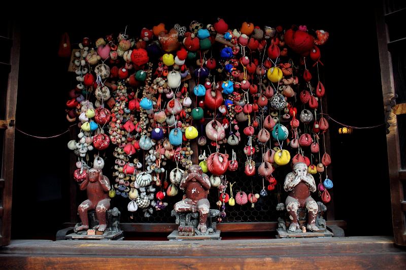 japan0546.JPG - Yasaka Koshindo Temple, walls covered in Kukurizaru