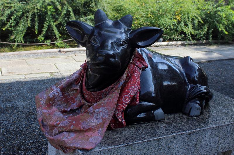 japan0564.JPG - A cow statue outside the Ryozen Kannon and Kodaiji Temple