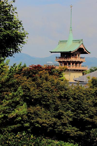 japan0569.JPG - View on the Gion-kaku Tower in the Daiun-in Temple from the Kodaiji Temple