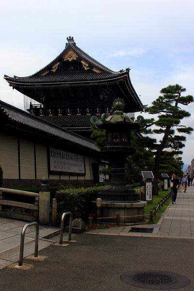 japan0614.JPG - An entrance to the Higashi Honganji Temple