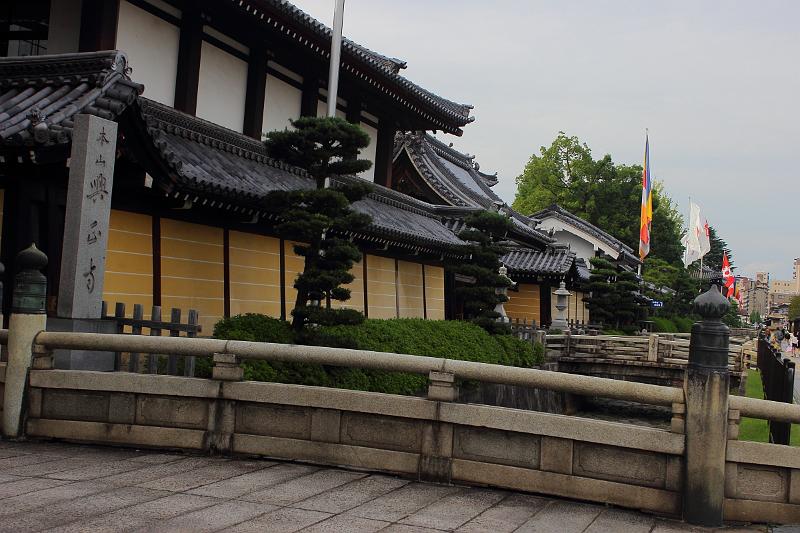 japan0620.JPG - Entrance to Nishi Honganji Temple