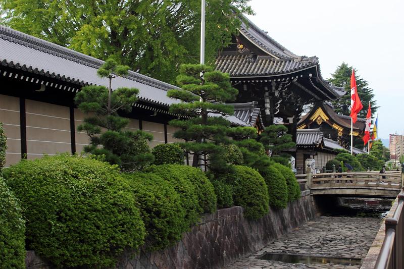japan0621.JPG - Entrance to Nishi Honganji Temple